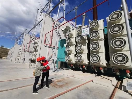 国家电网公司员工在张北柔直阜康换流站巡视设备.